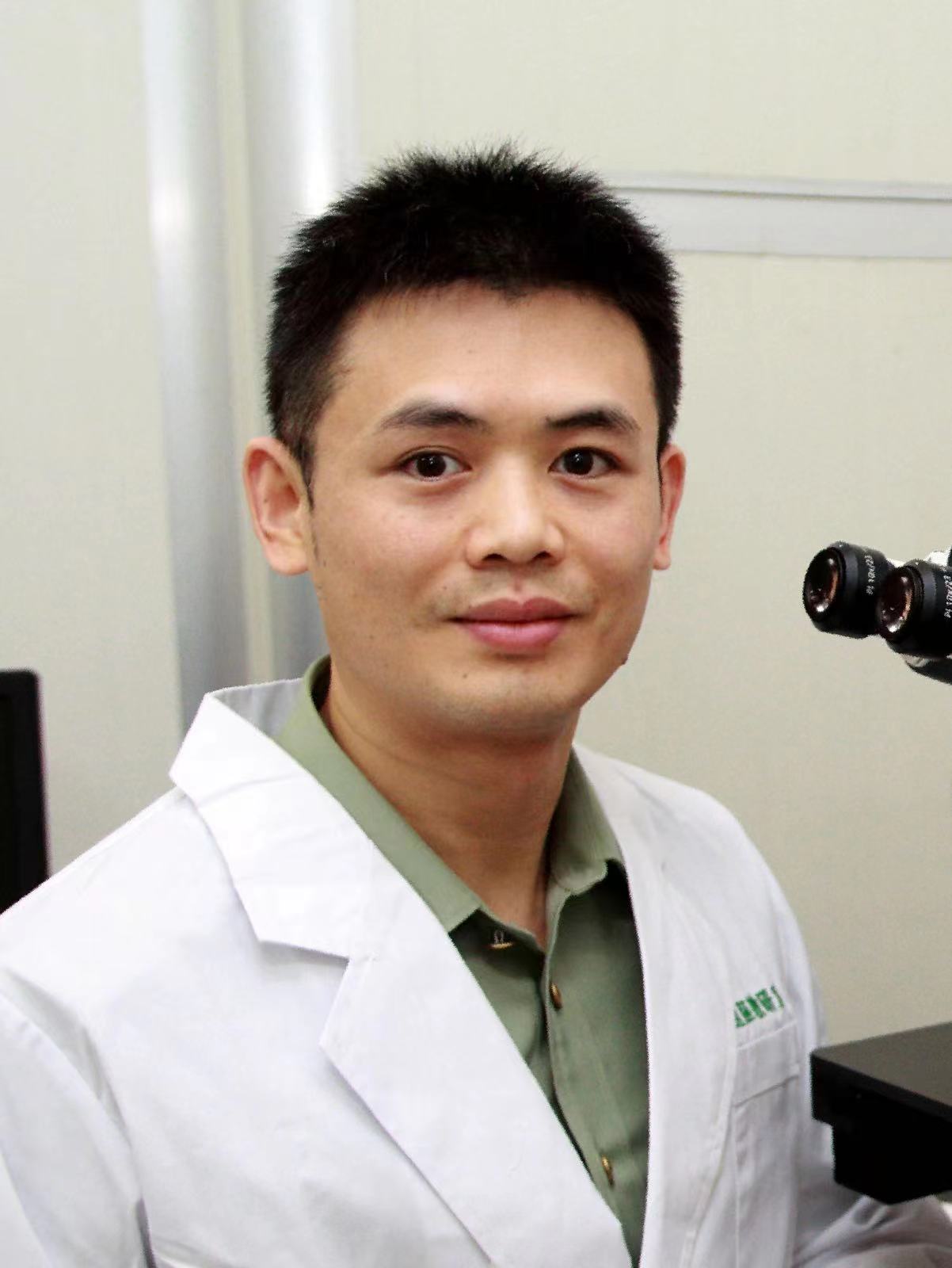 Profesor Feng Mei, Profesor Asociado en la Tercera Universidad Médica Militar