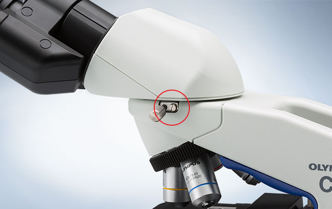 Microscópio biológico CX23 com pino de segurança para um posicionamento seguro do binocular. O tubo binocular rotacional pode ser bloqueado na posição pretendida.