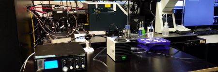 Système de contrôle de débit microfluidique