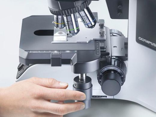 Olympus BX46 현미경의 매우 낮은 슬라이드 스테이지. 덕분에 팔과 손을 책상 위에 편안하게 올려놓을 수 있습니다.